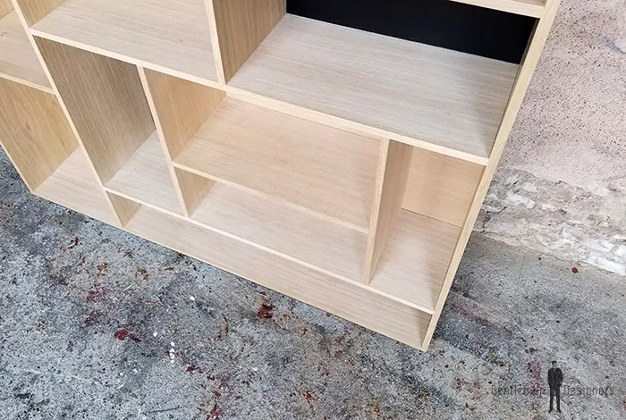 Bibliothèque en chêne composée d'espaces de tailles différentes