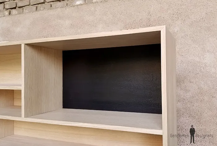 Bibliothèque en chêne composée d'espaces de tailles différentes