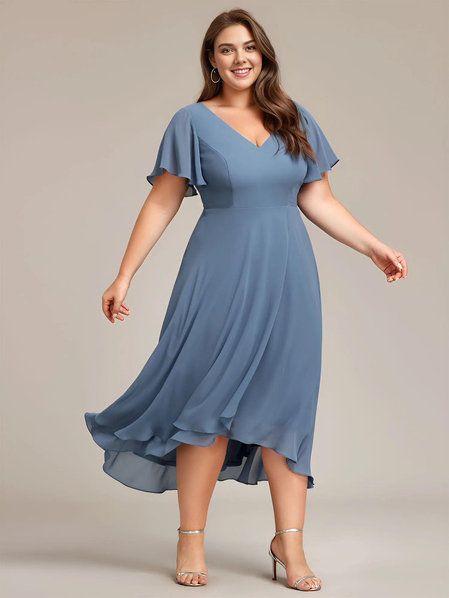 Robe d'invité de mariage en mousseline de soie grande taille avec col en V et manches à volants